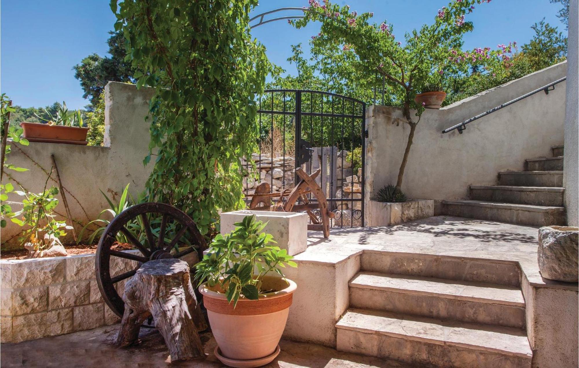Nice Apartment In Splitska With Wifi Buitenkant foto